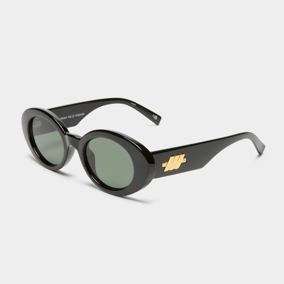 Nouveau Vie in Black